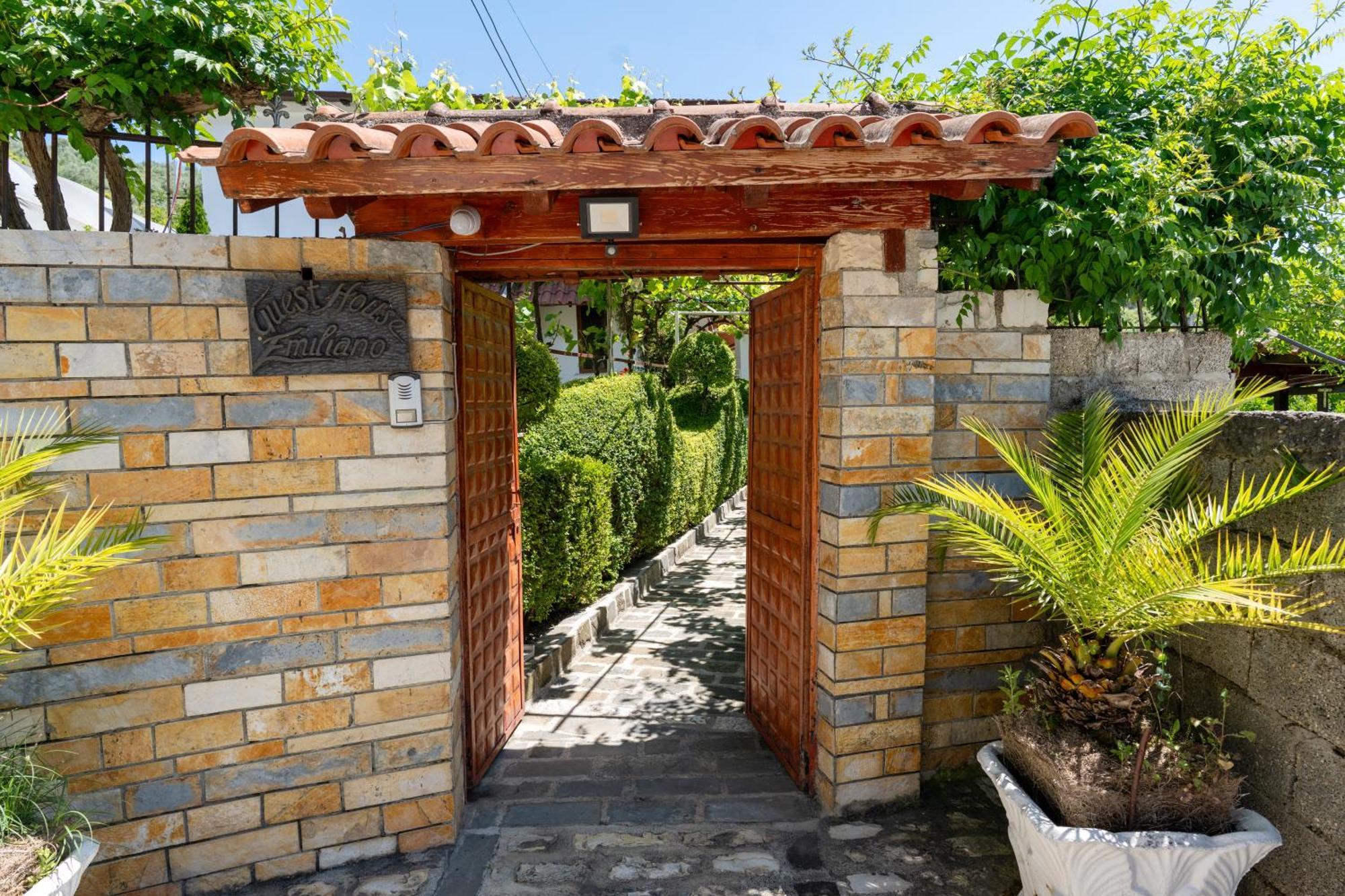 Guesthouse Emiljano 베라트 외부 사진
